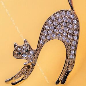 𝅺Cat Brooch with sparkling crystals